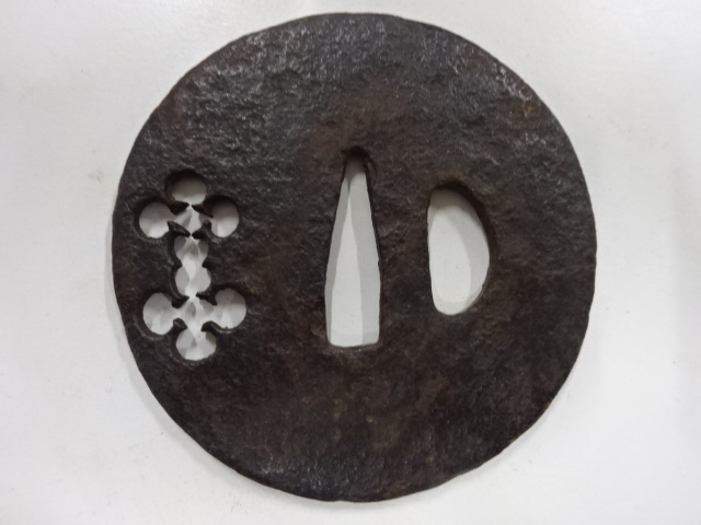 鉄地　梅紋　透かし　鍔